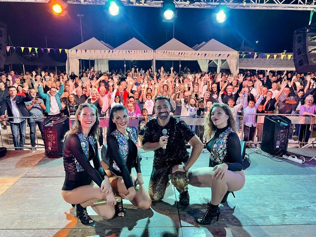 MixOro dal vivo, piazza gremita di pubblico